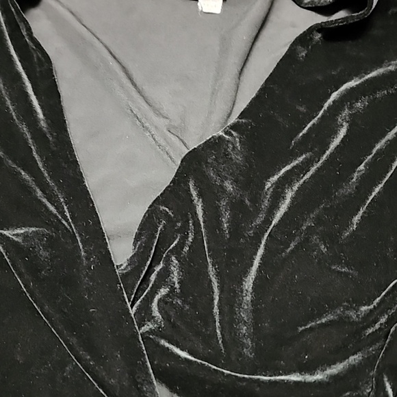 Vintage I.N.C. Black V-neck Velvet Top Sz M - Picture 8 of 8
